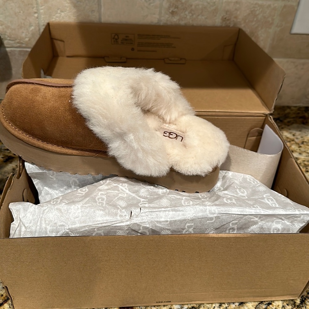 Brand new in box Ugg disquette platform slides